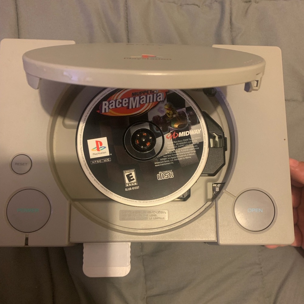Ps1 comes with a game and 2 controllers it works been tested
